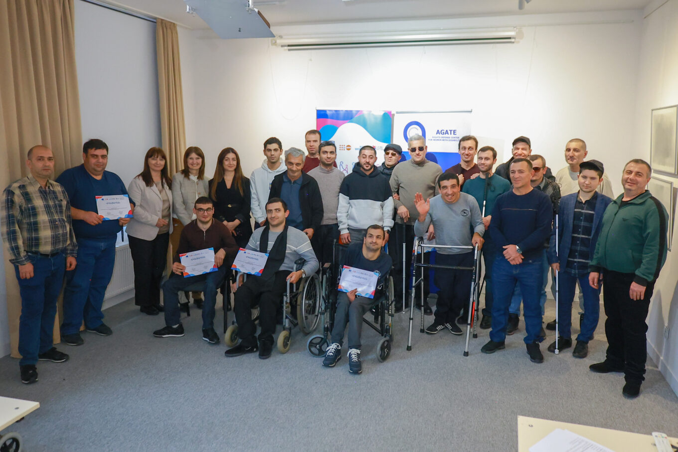 լուսանկարում ծրագրի բոլոր 20 մասնակիցներն են կանգնած, Կարինե Գրիգորյանը և unfp Armenia-ի ներկայացուցիչը