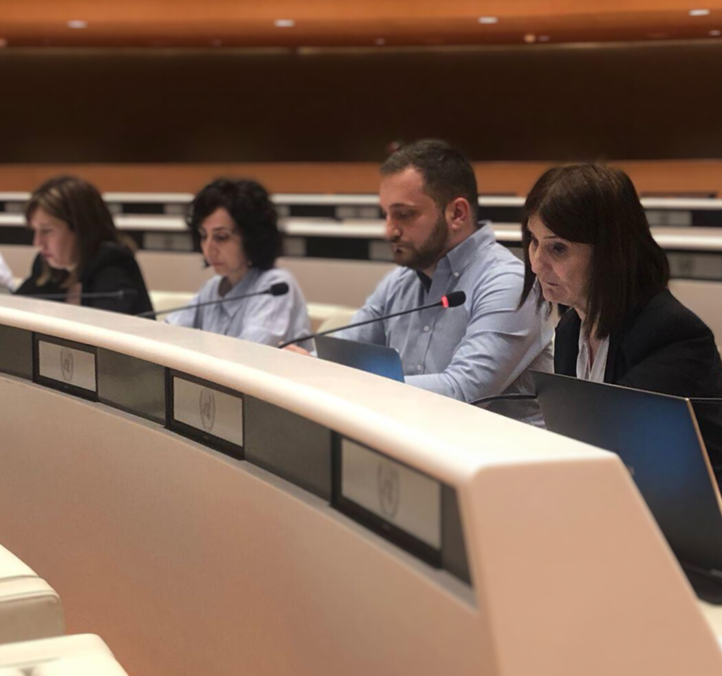 Լուսանկարում Կարինե Գրիգորյանն է նստած է միկրոֆոնի առջև