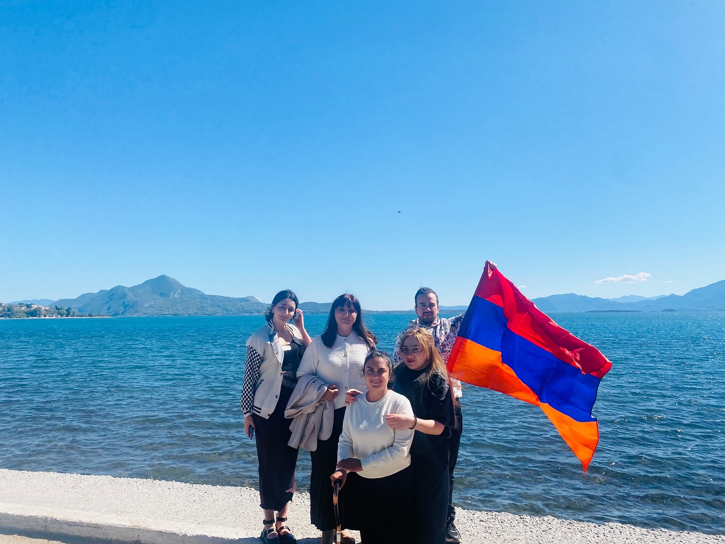 5 հոգի են ծովի ափին, Հայաստանի դրոշով, նրանք Հունաստանում մասնակցել են երիտասարդական փոխանակման ծրագրի
