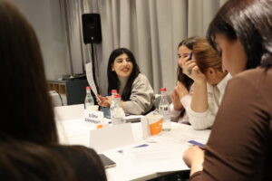 սեղանի շուրջ մի քանի մասնակիցներ են կենտրոնում Մարիամ Գրիգորյանն է