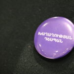 լուսանկարում փին է, որի վրա գրված է խաղաղաշինության դեսպան