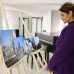 Աղջիկ է ,ով դիտում է ցուցահանդեսի լուսանկարը