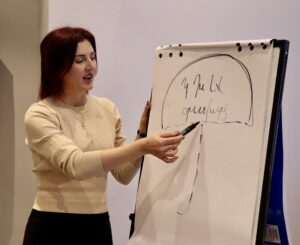 Լուսանկարում դասընթացավար Անի Թովմասյանն է